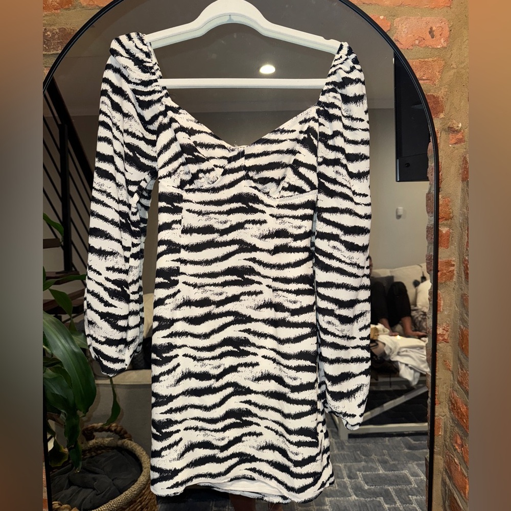 Abbeline Black and White Long Sleeve Dress